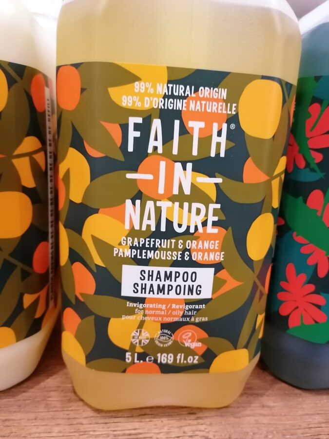 Dabisks šampūns normāliem un taukainiem matiem Faith in nature ar greipfrūtu un apelsīnu