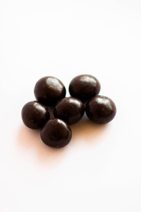 Ķirši tumšajā šokolādē ar balzamu un rudzu rīvmaizi 50g 