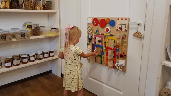 Meistariņš aktivitātes dēlis mazajiem ķipariem pie mums ieber.lv